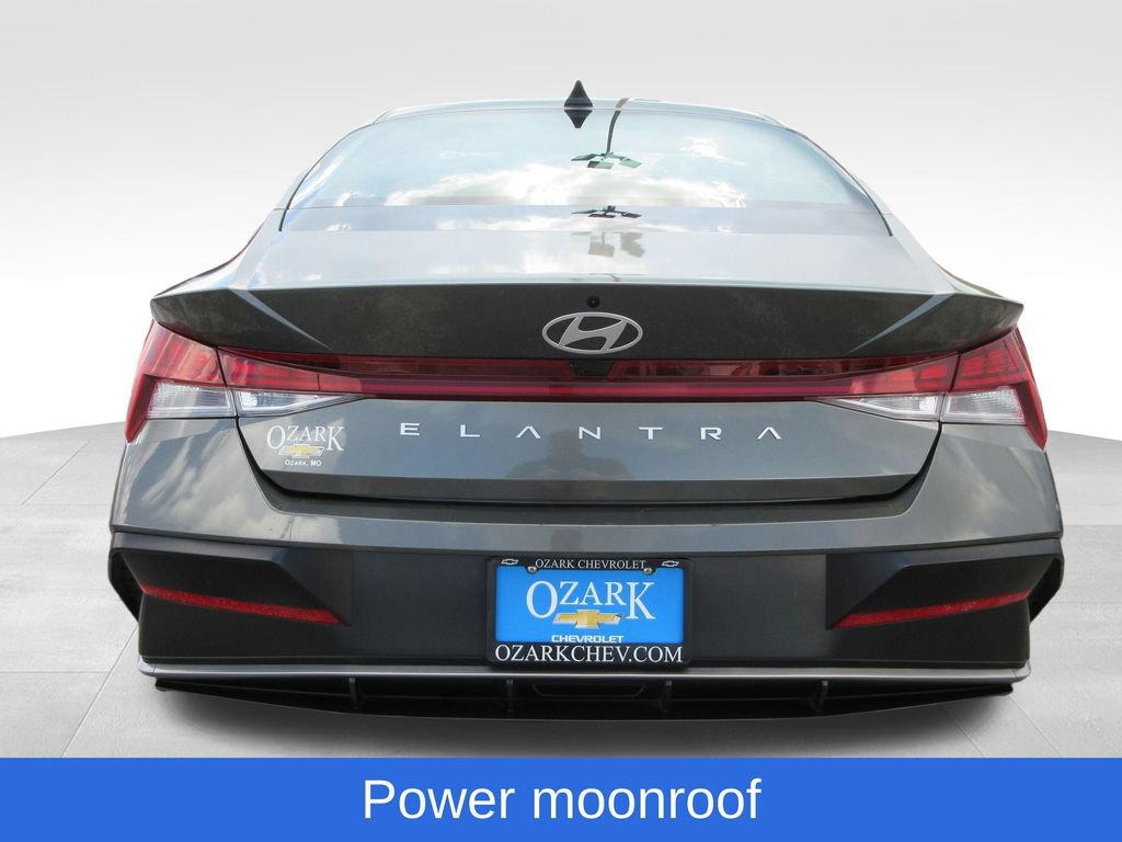 Used 2025 Hyundai Elantra SEL FWD image 4