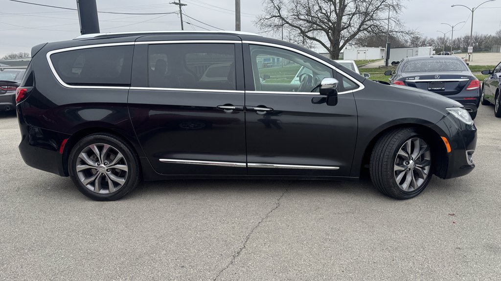 Used 2019 Chrysler Pacifica Limited w/ Tire & Wheel Group FWD image 9