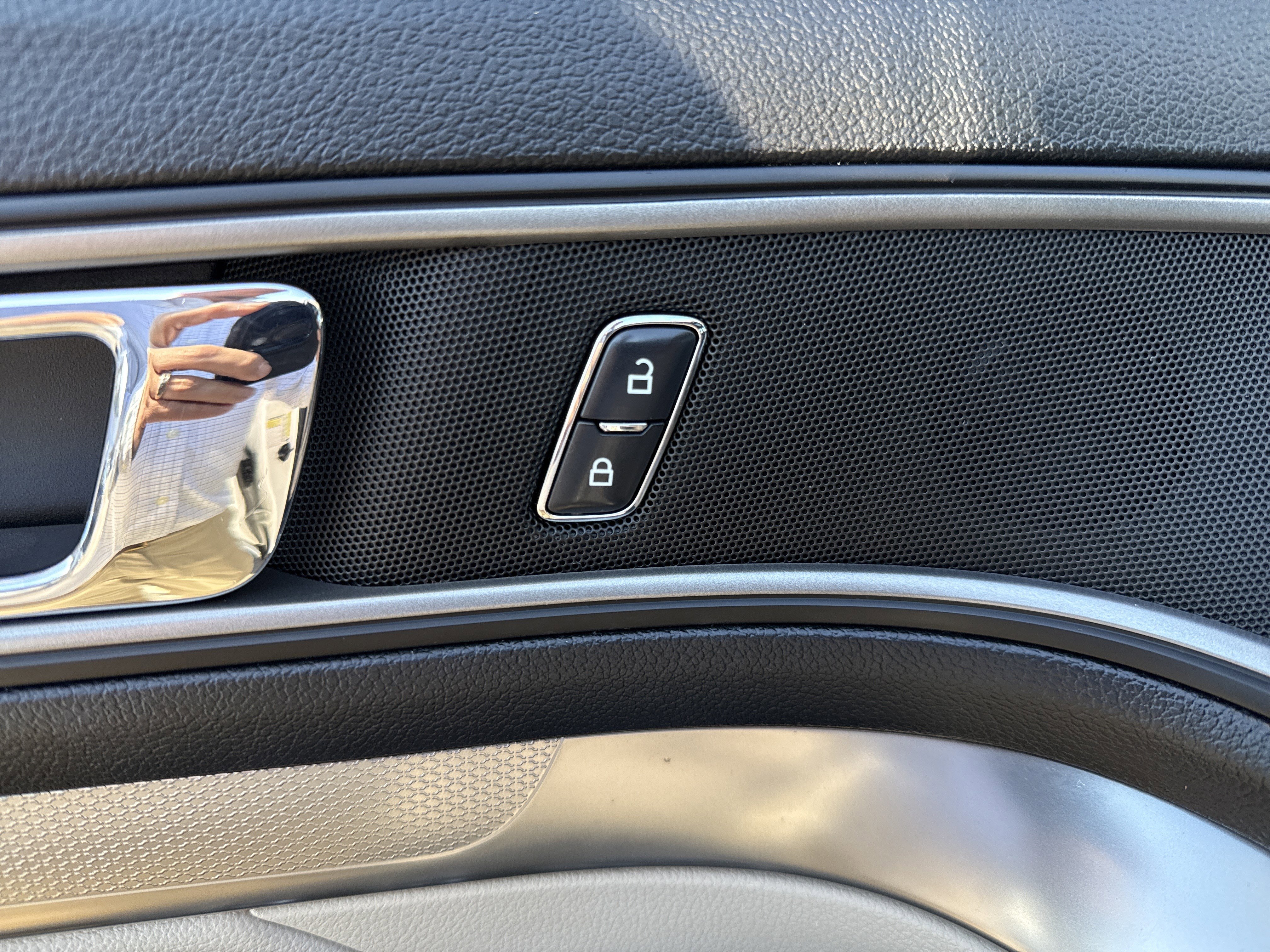 Used 2018 Ford Explorer XLT w/ Equipment Group 202A image 13