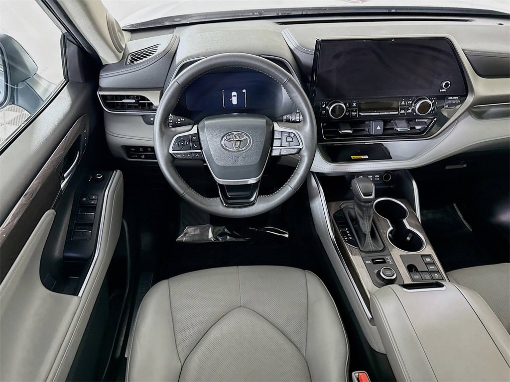 Used 2023 Toyota Highlander Limited image 3