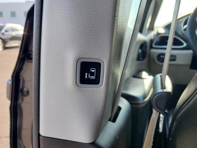 Used 2022 Chrysler Pacifica Touring-L image 14