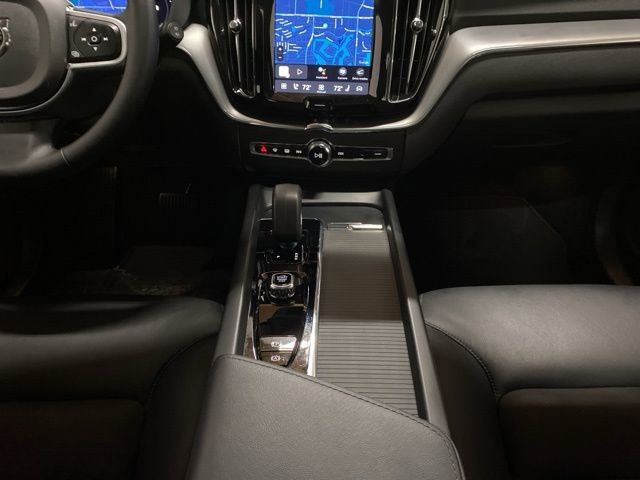 Used 2025 Volvo XC60 B5 Core image 13