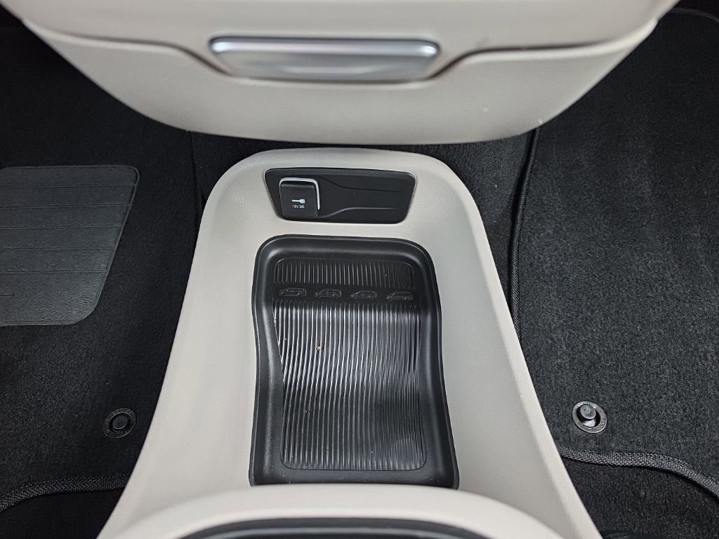 Used 2024 Chrysler Pacifica Touring-L FWD image 18