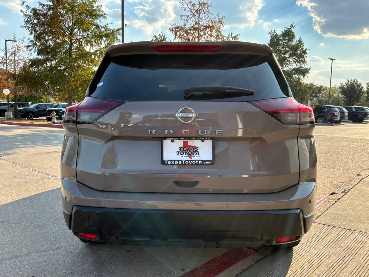 Used 2025 Nissan Rogue SV FWD image 7