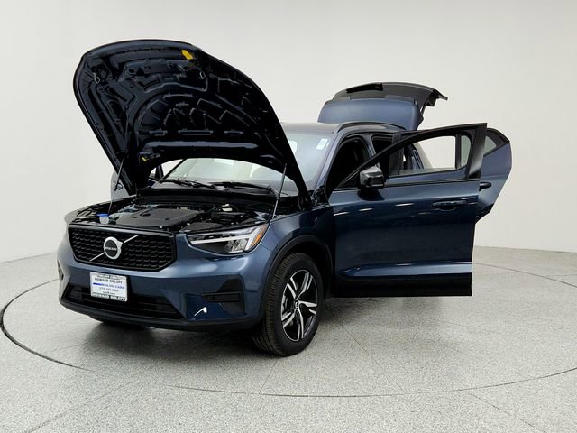 New 2026 Volvo XC40 B5 Core w/ Climate Package image 9