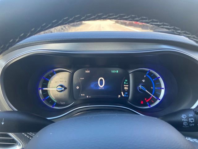 Used 2023 Chrysler Pacifica Limited w/ S Appearance Package FWD image 16