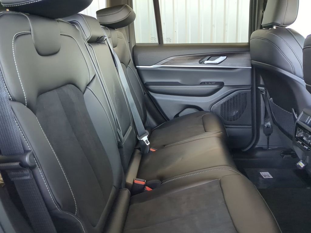 New 2026 Jeep Grand Cherokee Altitude image 7