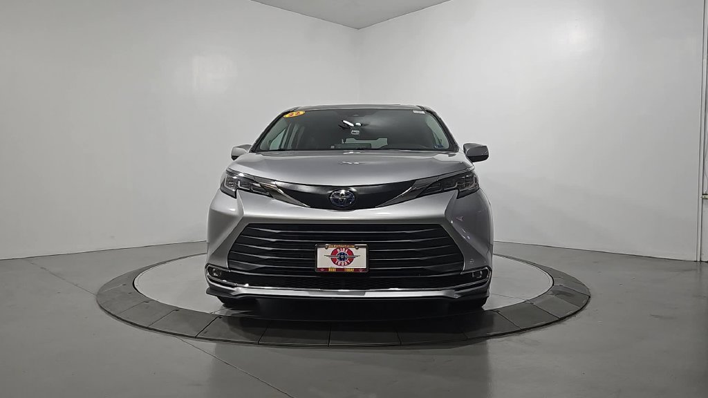 Used 2022 Toyota Sienna XLE w/ XLE Plus Package AWD/4WD image 9