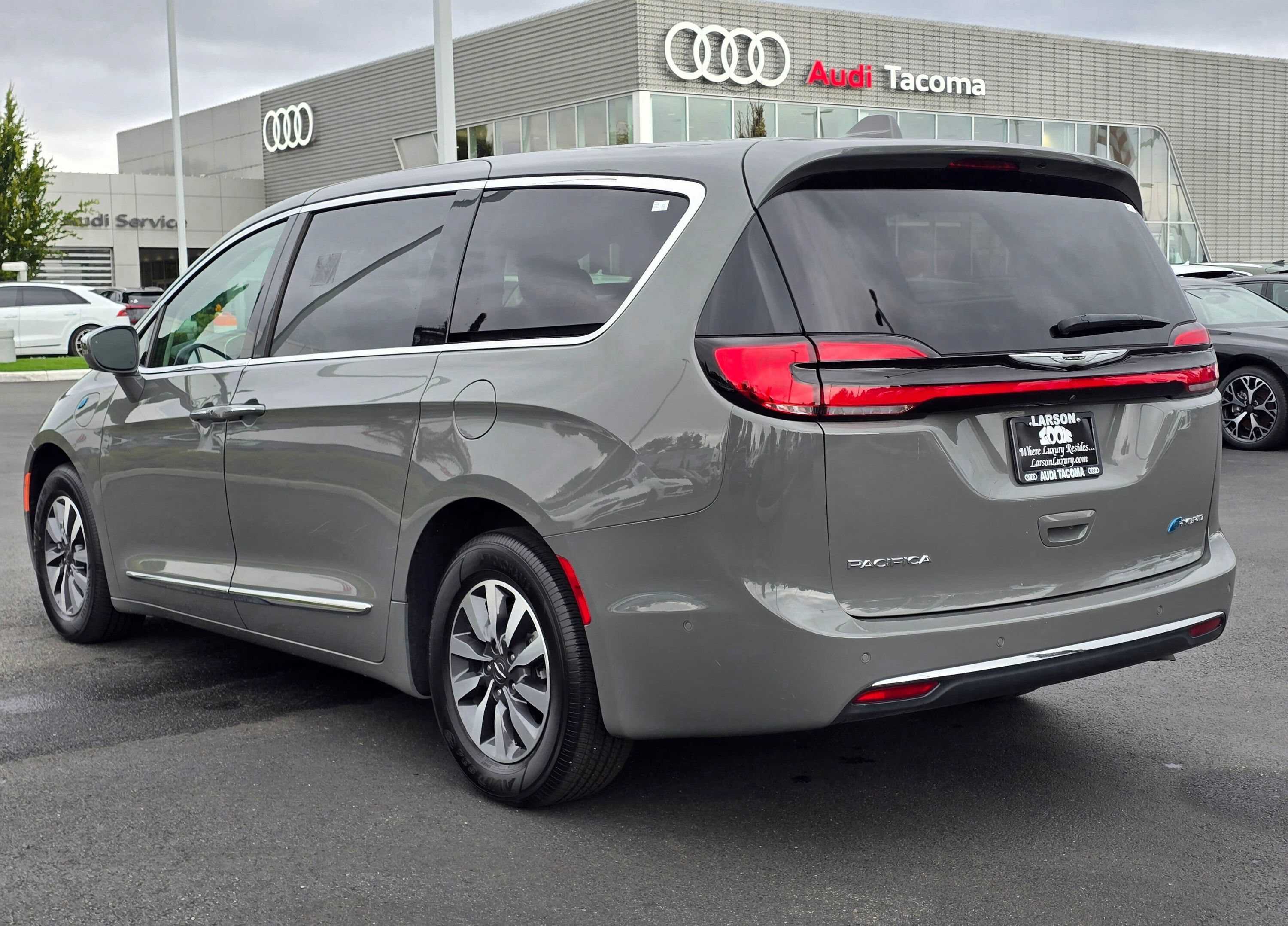 Used 2022 Chrysler Pacifica Limited FWD image 3