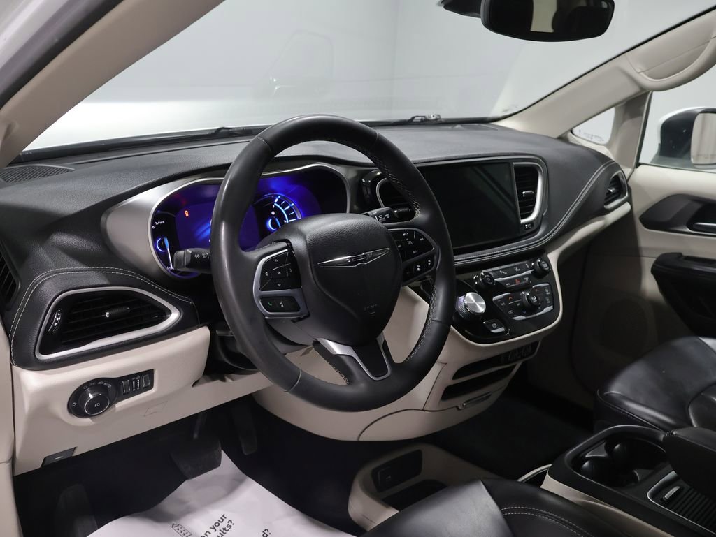 Used 2023 Chrysler Pacifica Touring-L image 16