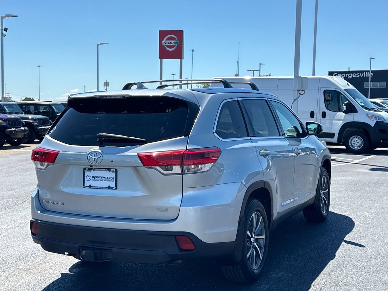 Used 2019 Toyota Highlander XLE FWD image 3