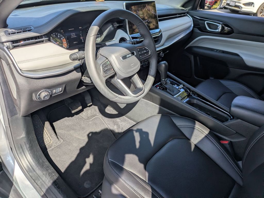 Used 2025 Jeep Compass Limited AWD/4WD image 17