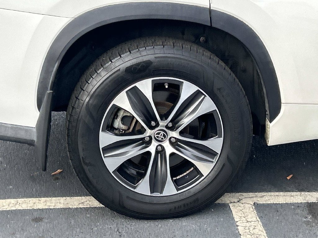 Used 2020 Toyota Highlander XLE AWD/4WD image 9