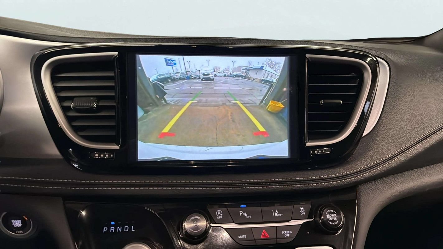 Used 2024 Chrysler Pacifica Touring FWD image 12