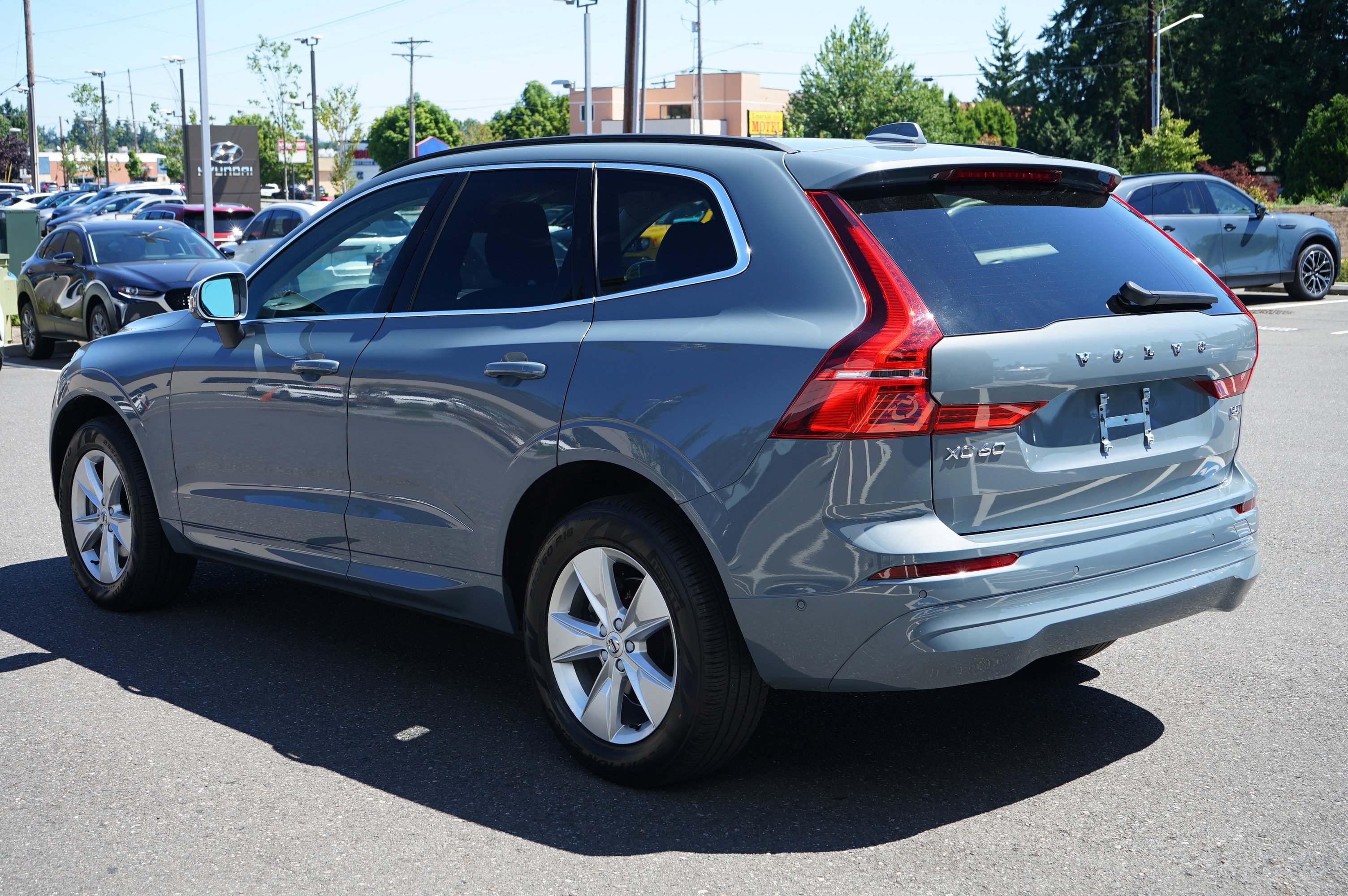 Used 2022 Volvo XC60 B5 Momentum image 7