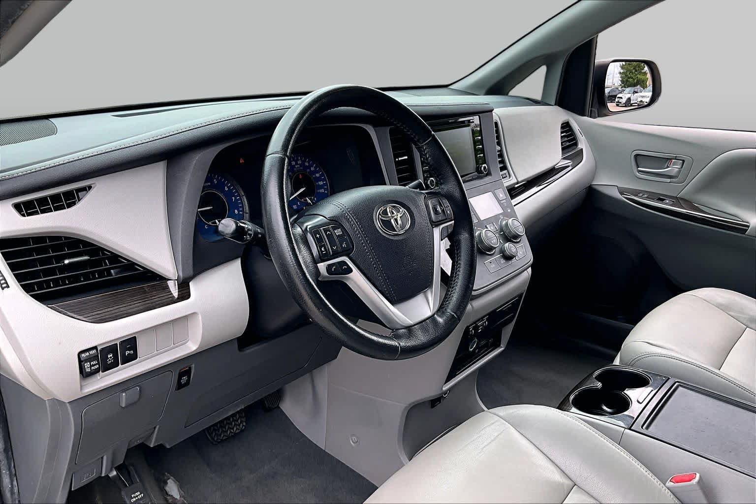 Used 2020 Toyota Sienna XLE Premium FWD image 16