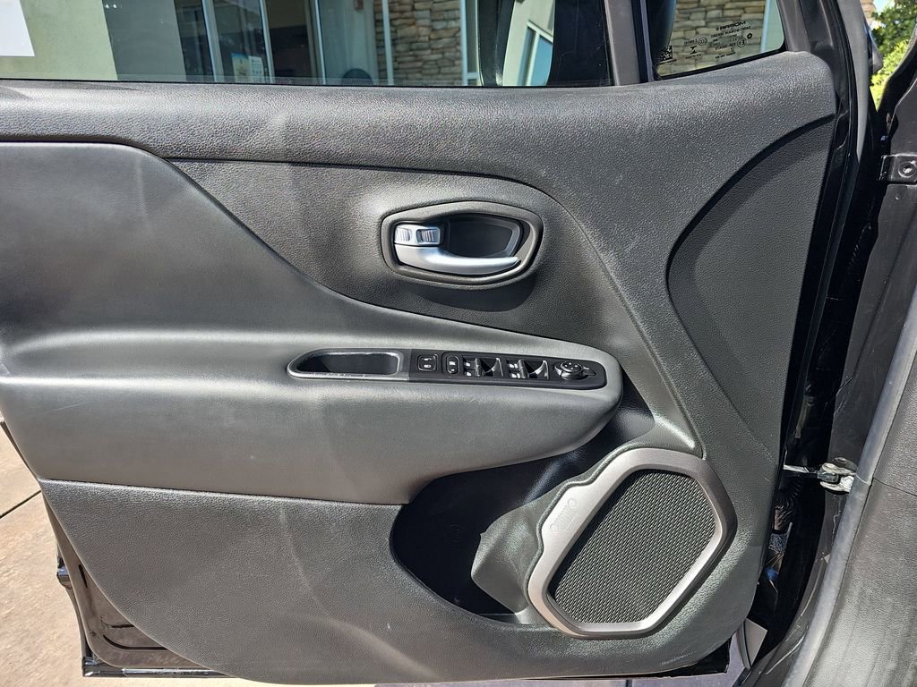 Used 2022 Jeep Renegade Latitude AWD/4WD image 26