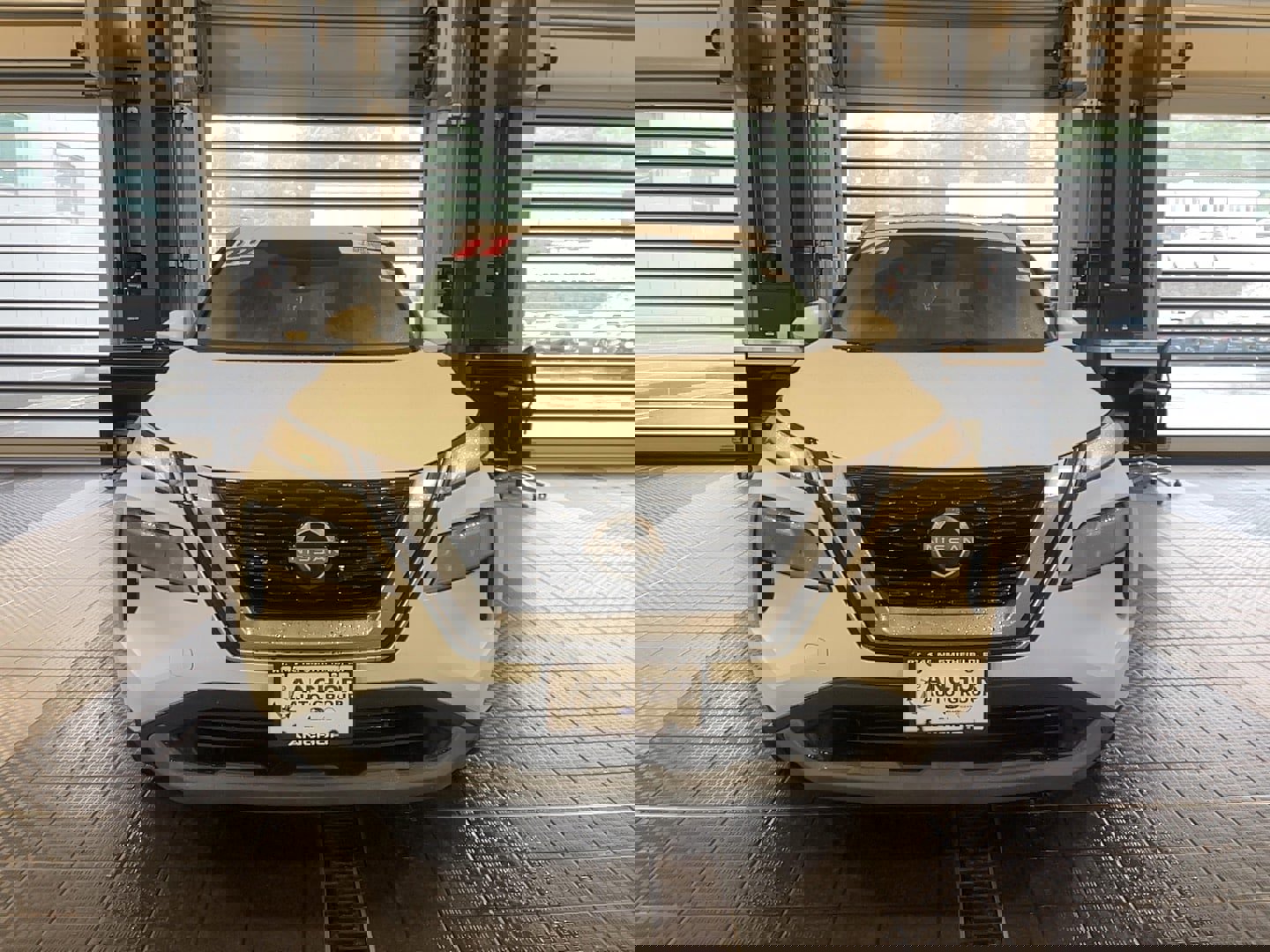 Used 2022 Nissan Rogue SV w/ SV Premium Package image 2