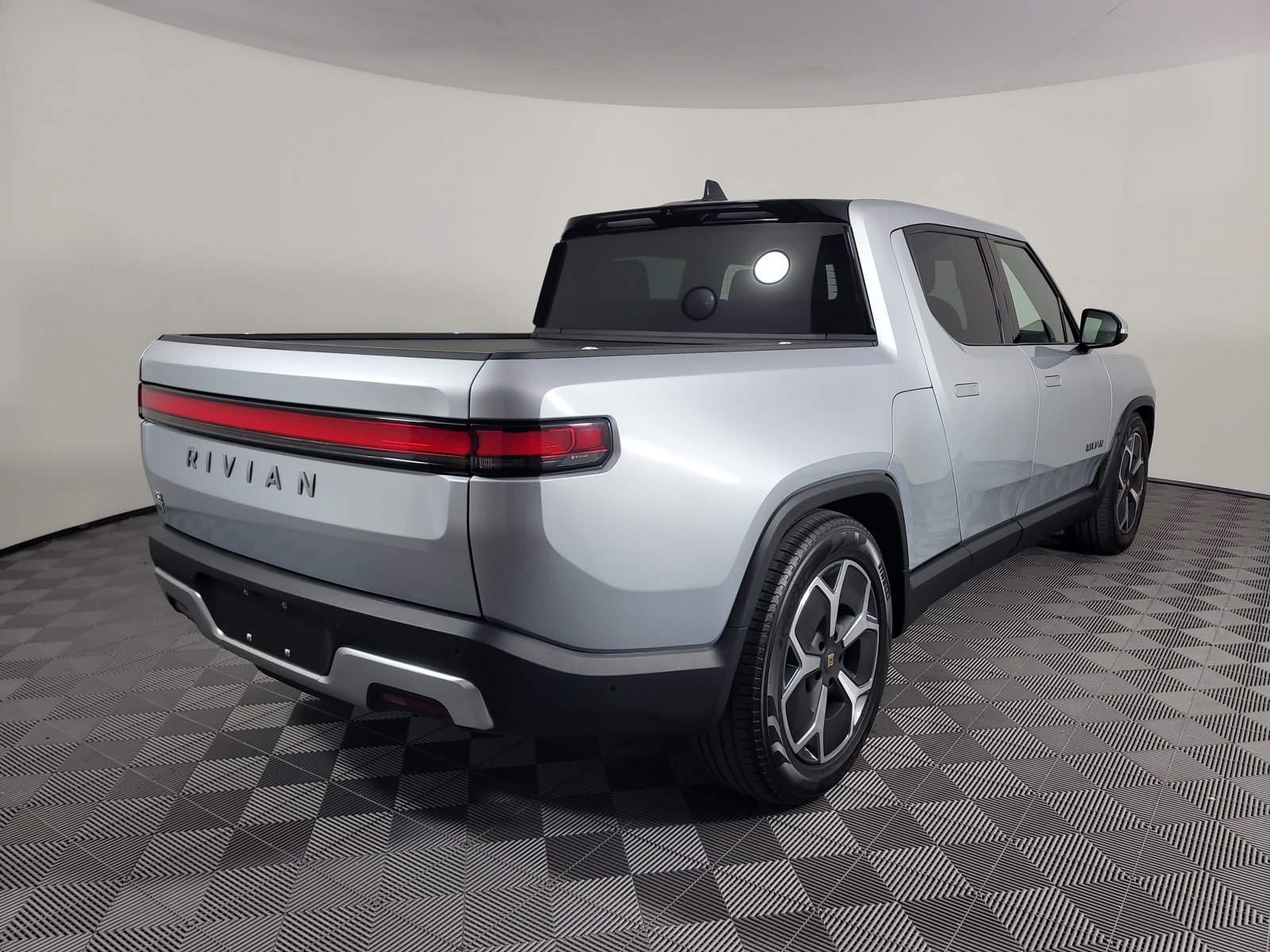 Used 2024 Rivian R1T Adventure Dual AWD/4WD image 5
