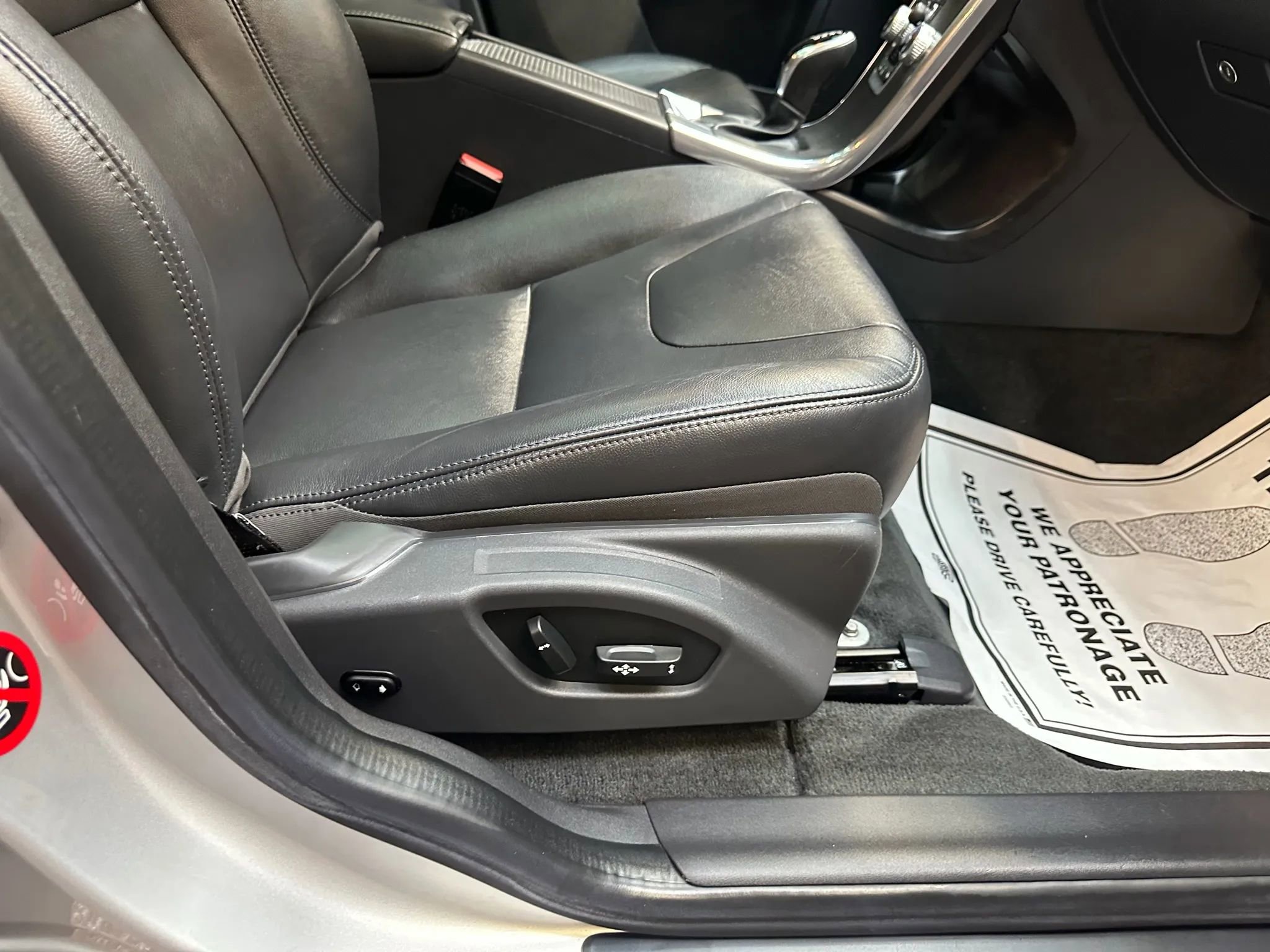 Used 2016 Volvo XC60 T6 w/ Proximity Package image 32