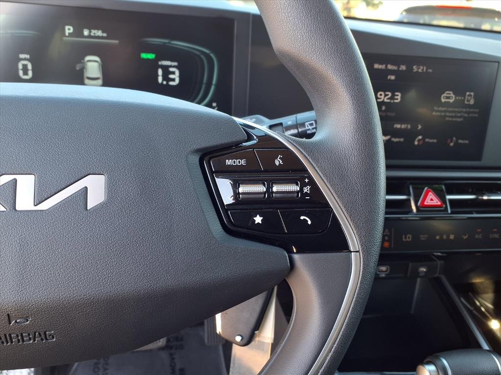 Used 2025 Kia Niro LX image 17