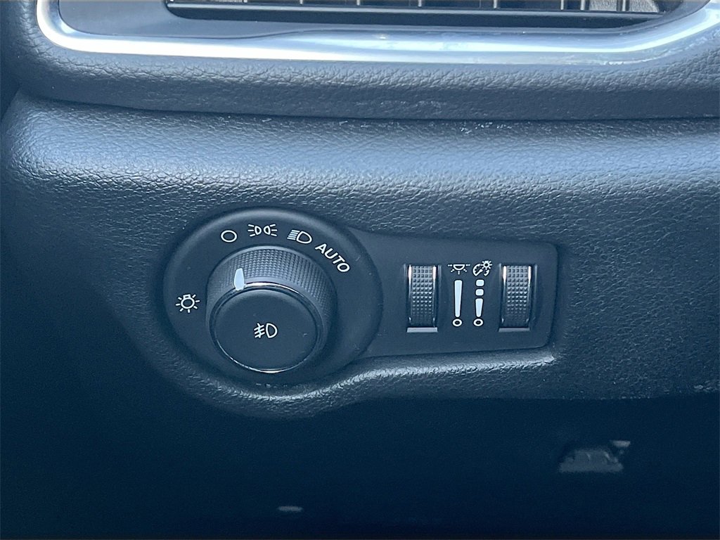 Used 2025 Chrysler Pacifica Limited image 10