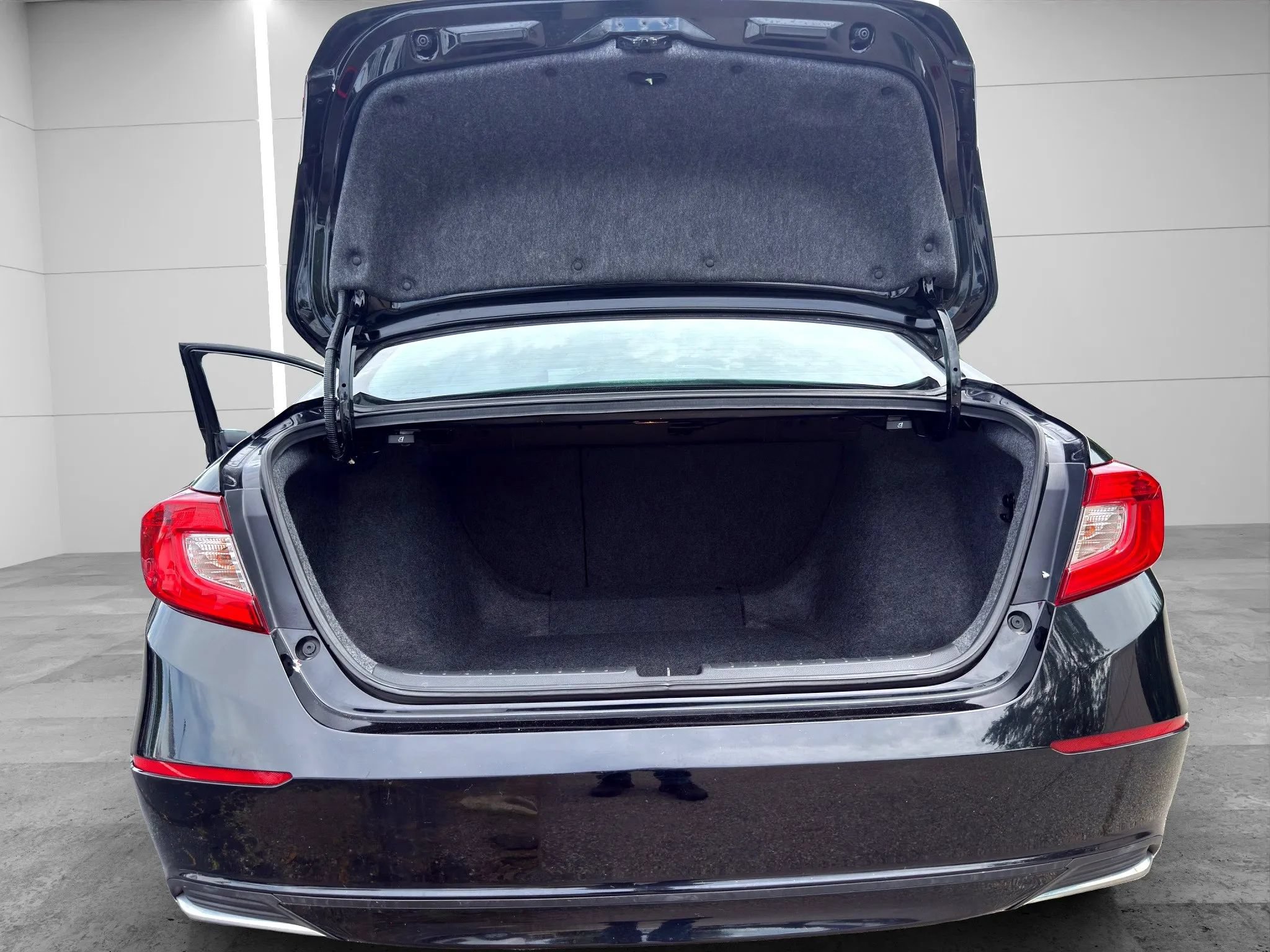 Used 2018 Honda Accord EX image 11