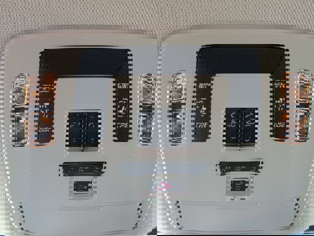 Used 2025 Toyota Sienna LE w/ LE Plus Package image 17