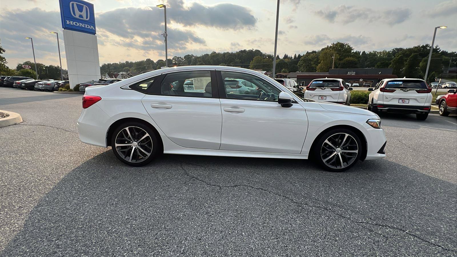 Used 2022 Honda Civic Touring image 3