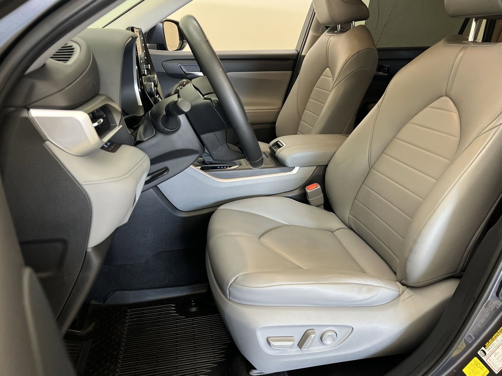 Used 2021 Toyota Highlander XLE image 11