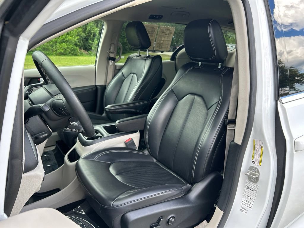 Used 2023 Chrysler Pacifica Touring-L FWD image 19