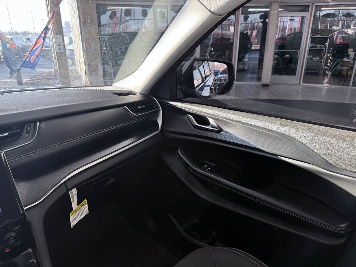 Used 2023 Jeep Grand Cherokee Laredo w/ Luxury Tech Group I image 41