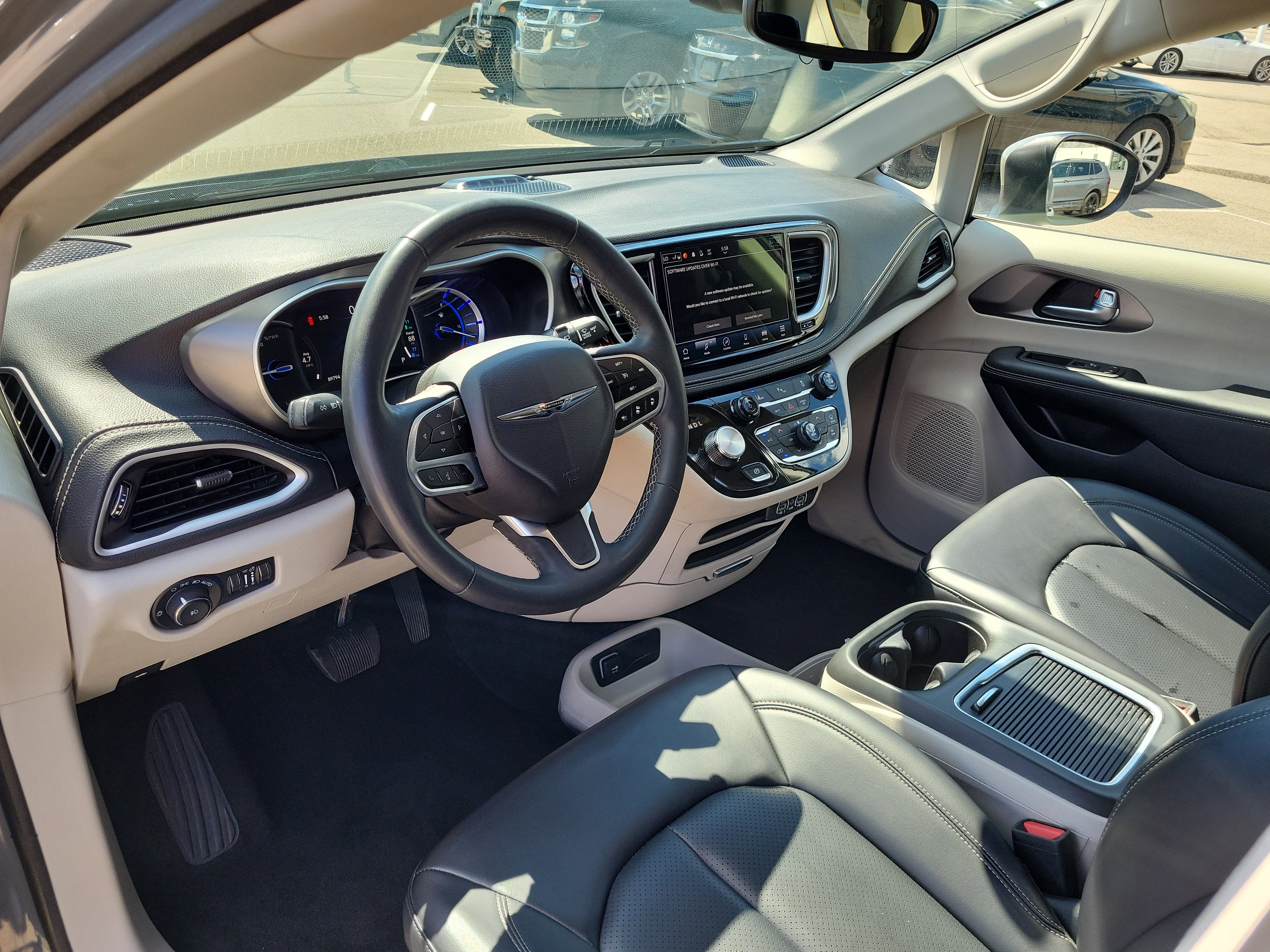 Used 2023 Chrysler Pacifica Touring-L FWD image 16