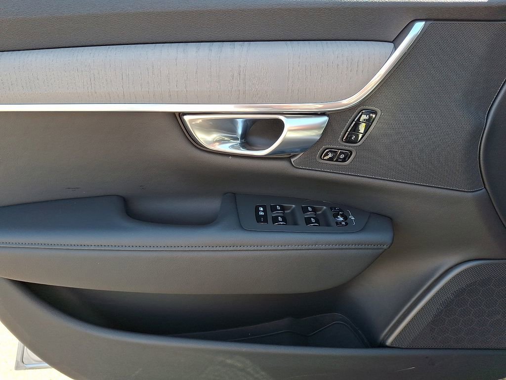 Used 2025 Volvo V90 B6 Cross Country Plus w/ Protection Package Premier image 13