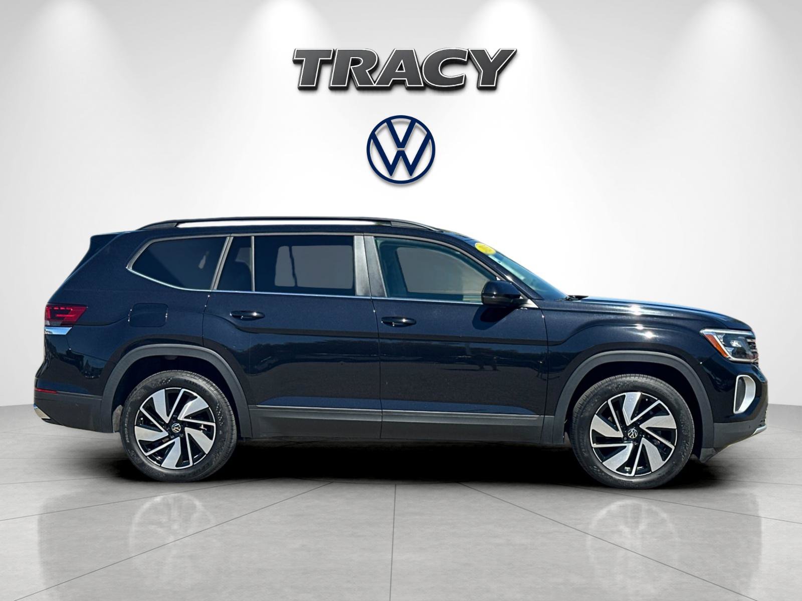 Used 2025 Volkswagen Atlas SE AWD/4WD image 3