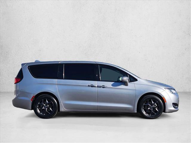 Used 2018 Chrysler Pacifica Touring Plus w/ S Appearance Package FWD video 4