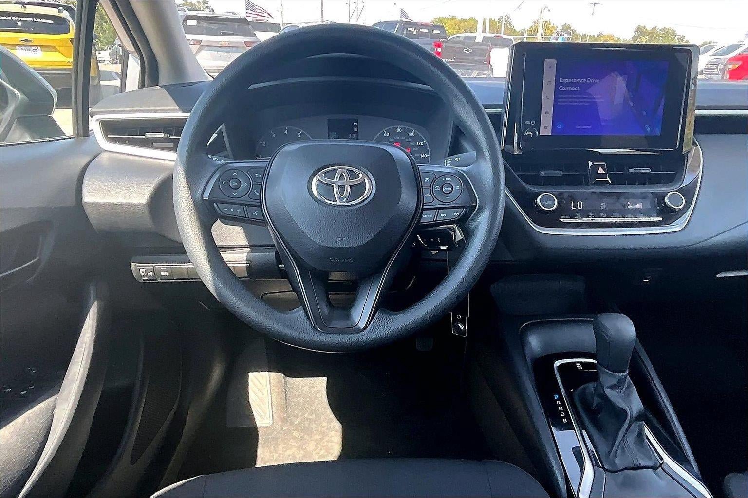 Used 2025 Toyota Corolla LE FWD image 2