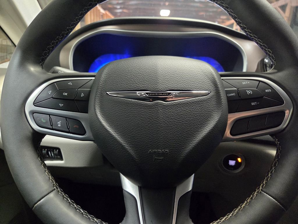 Certified 2023 Chrysler Voyager LX image 7