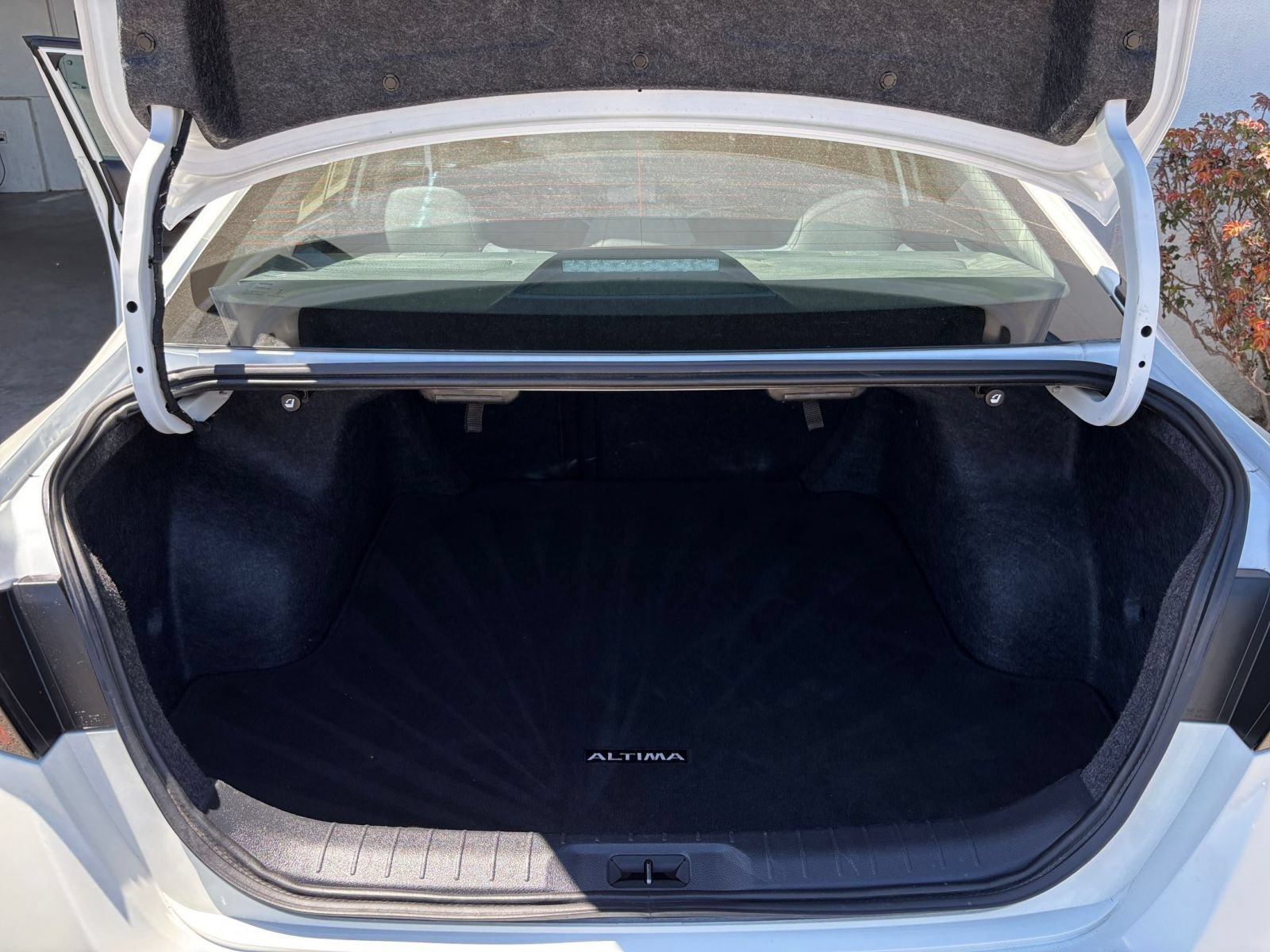 Used 2025 Nissan Altima 2.5 SV FWD image 32