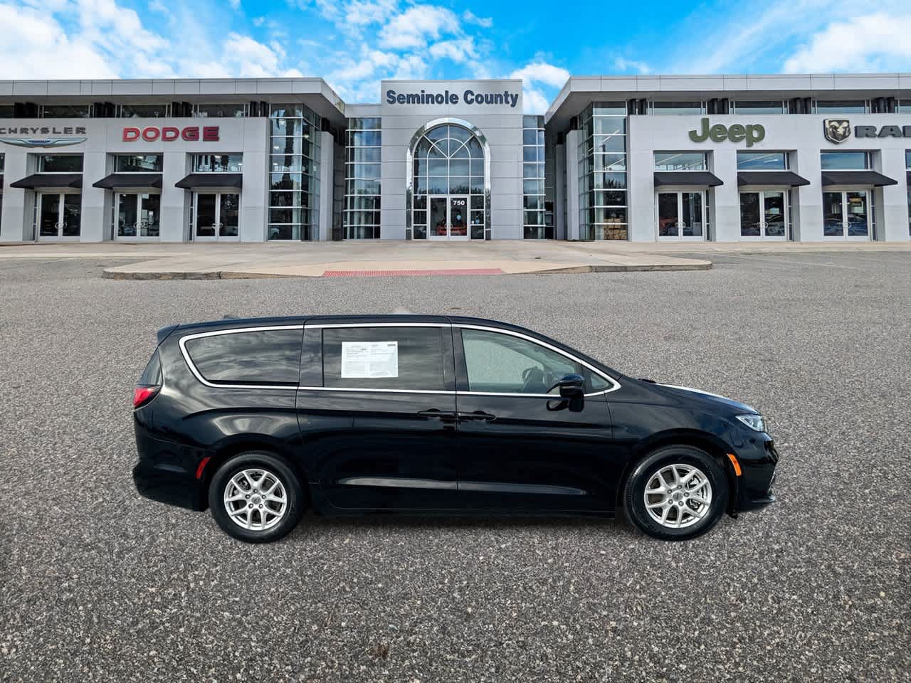 Certified 2024 Chrysler Pacifica Touring-L FWD image 9