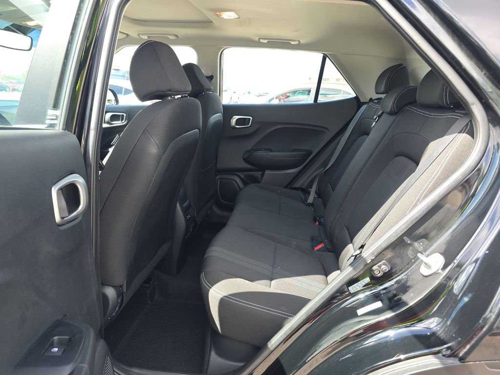 Used 2024 Hyundai Venue SEL FWD image 4