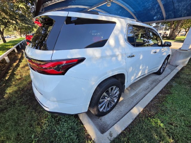 Used 2023 Chevrolet Traverse Premier FWD image 4