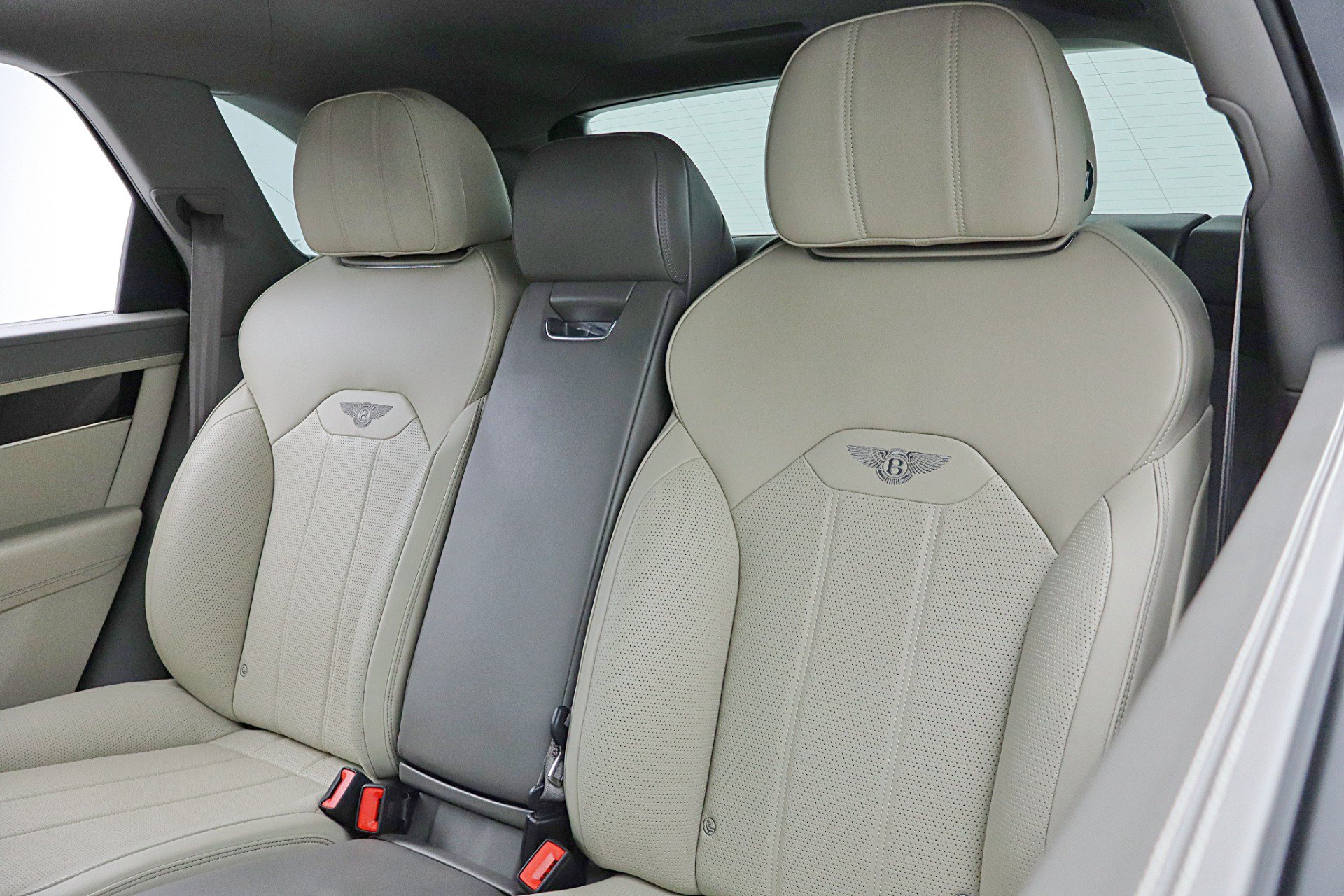 Used 2024 Bentley Bentayga Extended Wheelbase AWD/4WD image 30