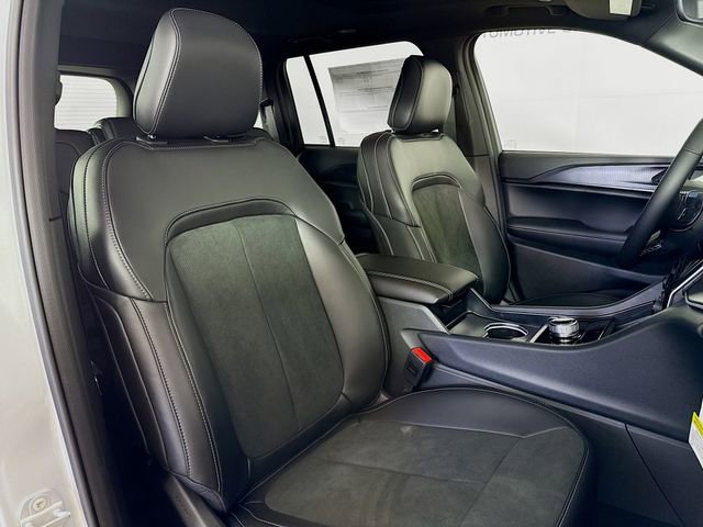 New 2025 Jeep Grand Cherokee Altitude image 28