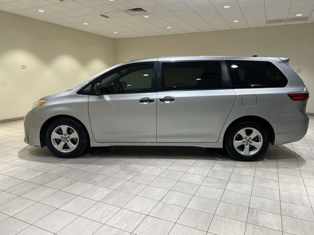 Used 2020 Toyota Sienna L image 2