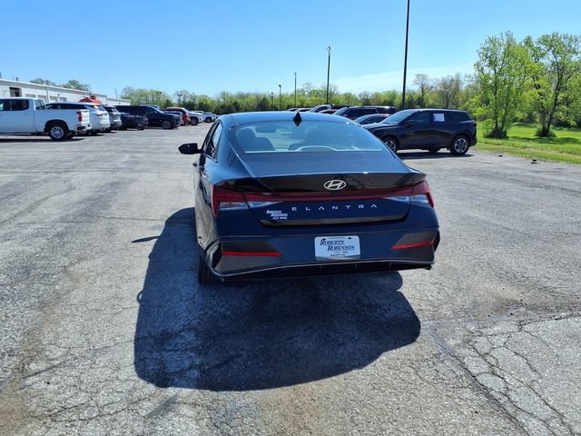 Used 2025 Hyundai Elantra SEL FWD image 22