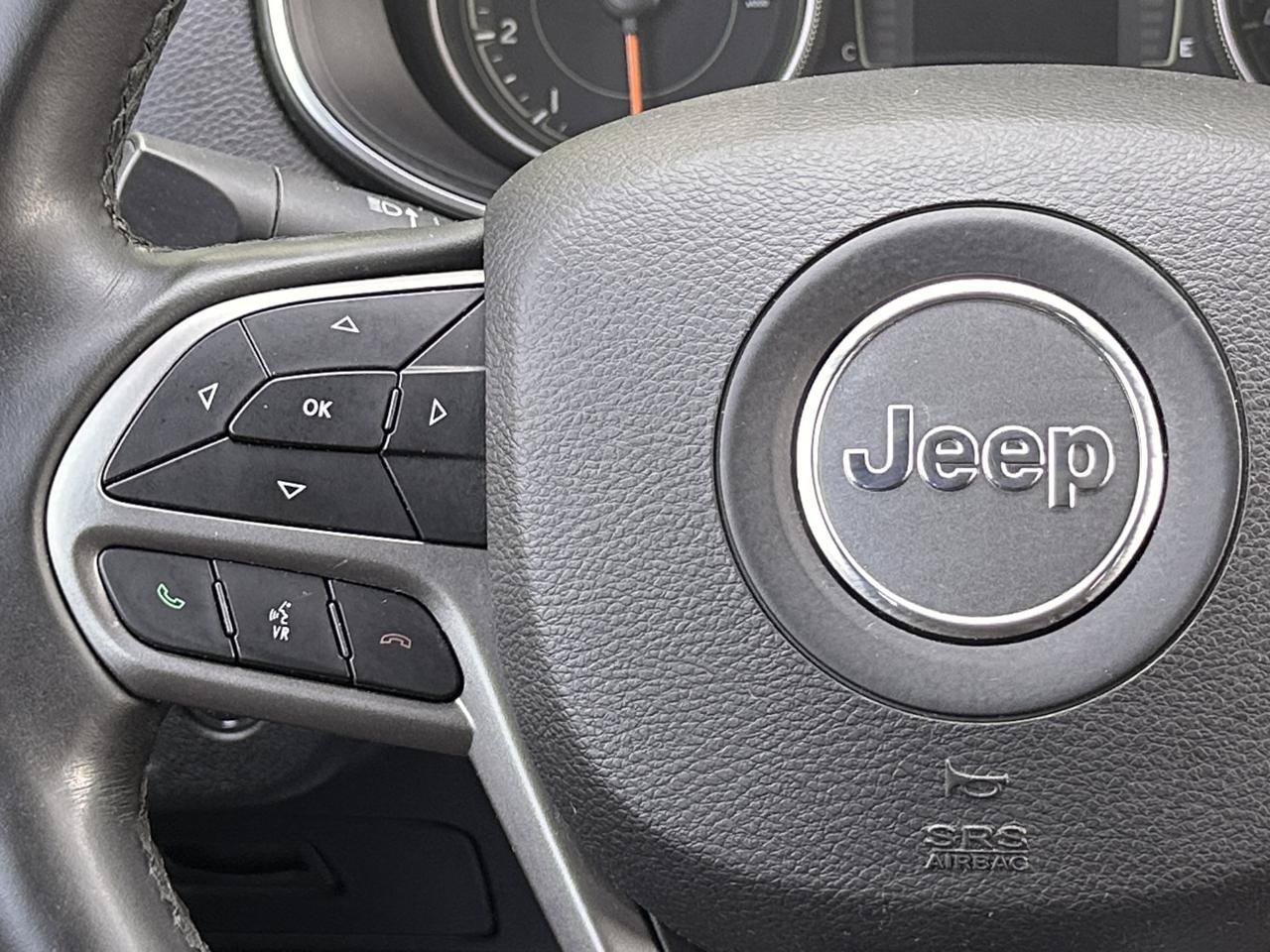 Used 2019 Jeep Cherokee Latitude Plus w/ Comfort/Convenience Group FWD image 25