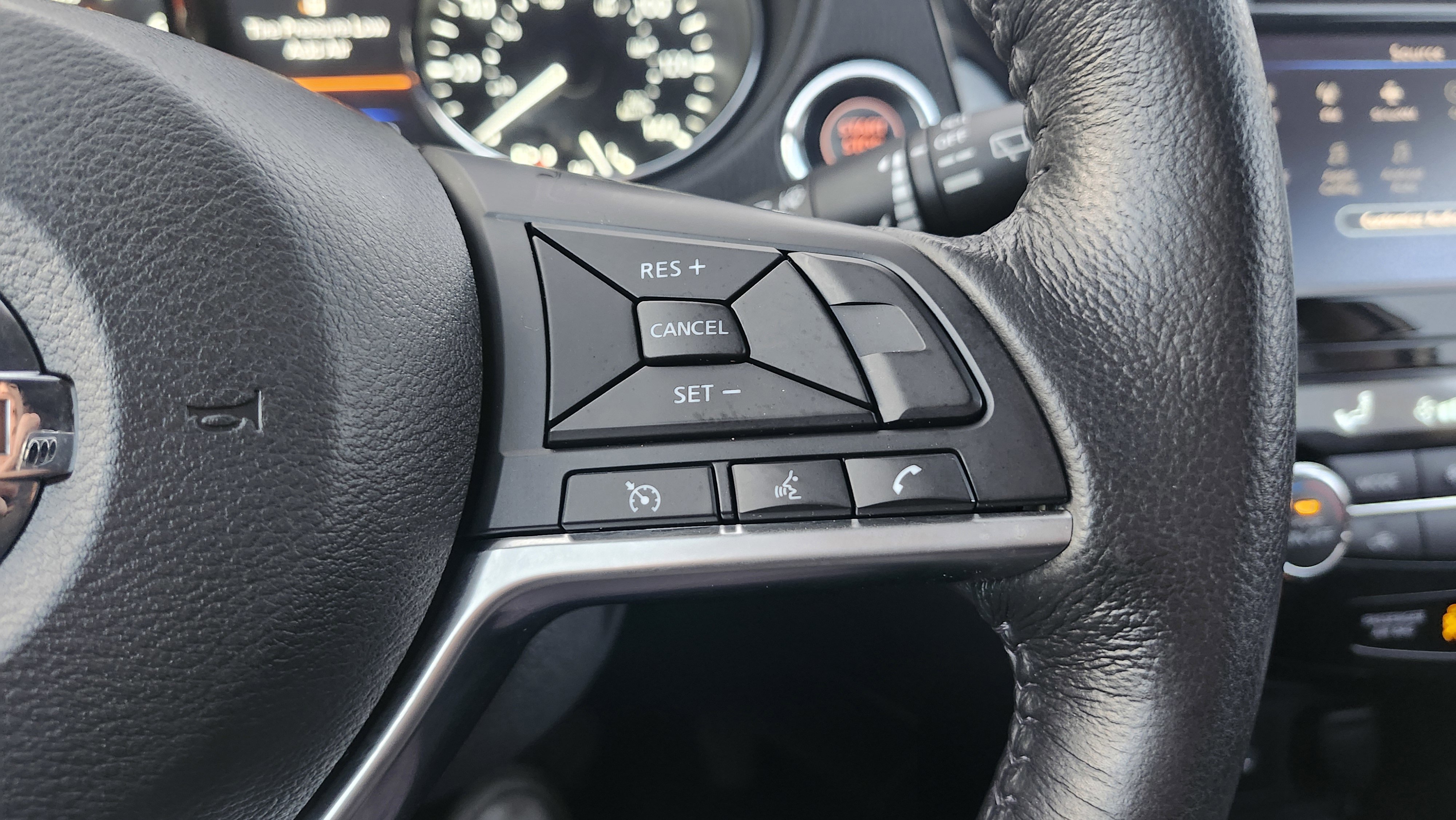 Used 2018 Nissan Rogue SV image 35