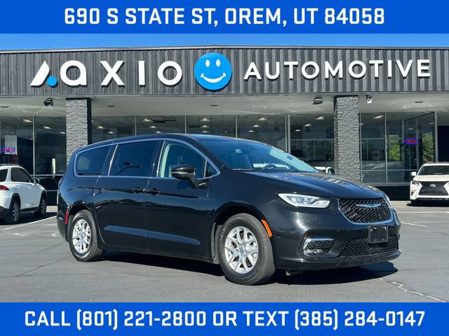 Used 2023 Chrysler Pacifica Touring-L FWD image 1