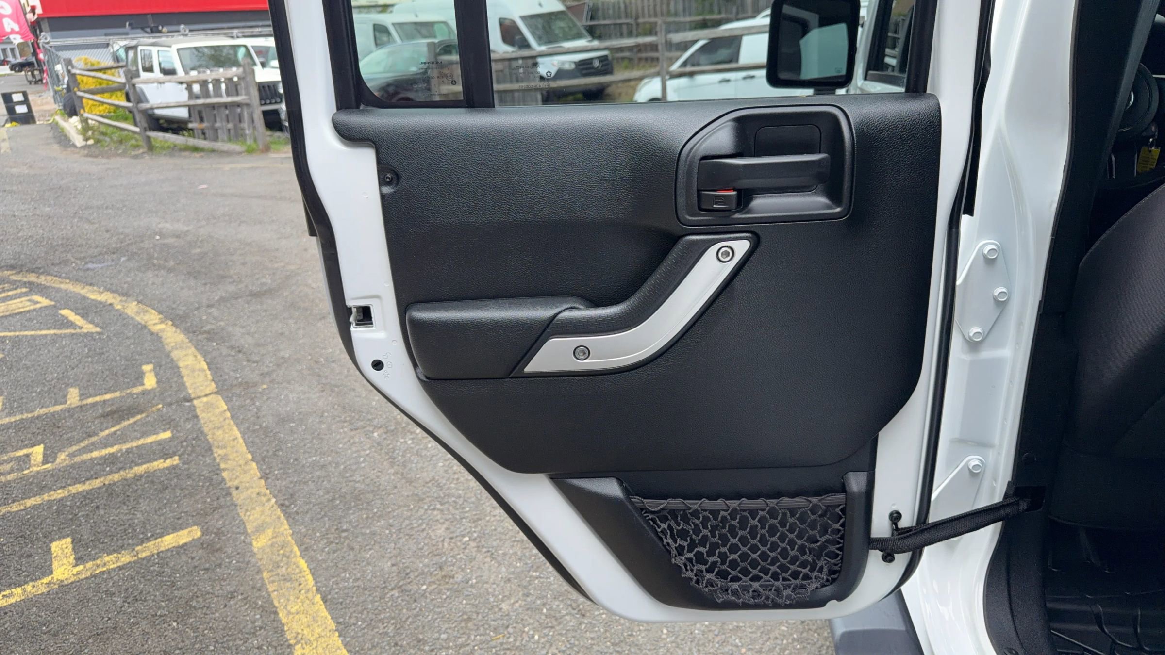 Used 2018 Jeep Wrangler Unlimited Sahara w/ Connectivity Group AWD/4WD image 14
